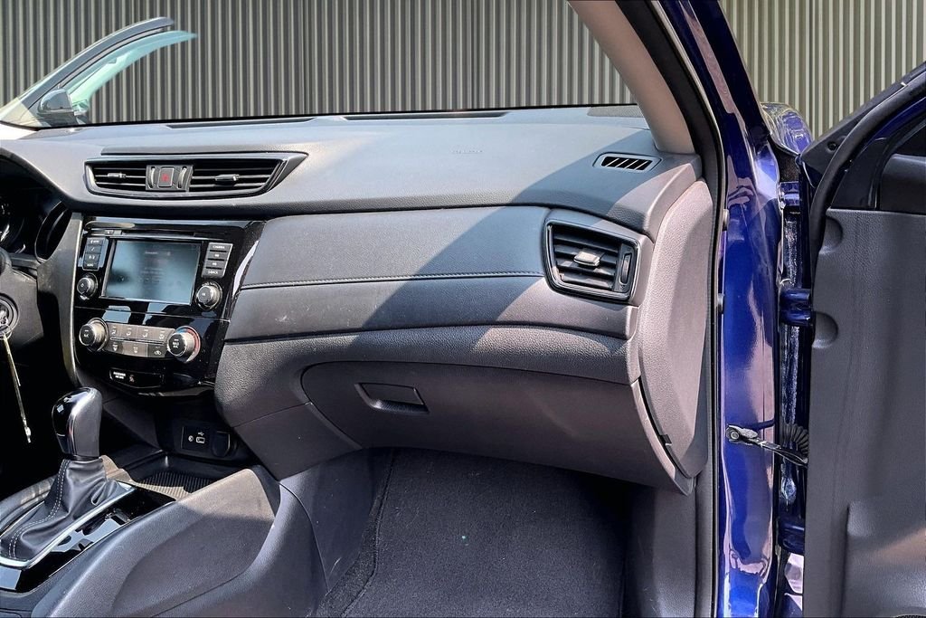 Used 2018 Blue Nissan S image 17