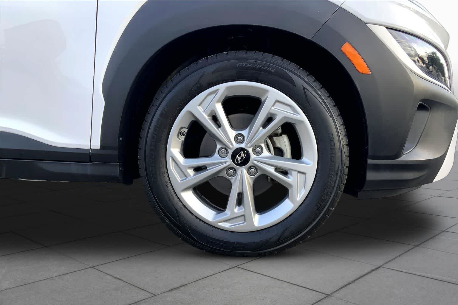Used 2022 Lunar White Hyundai SEL image 11