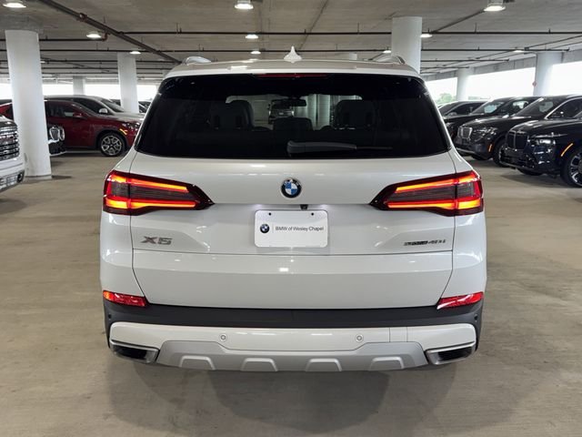 Used 2023 White Metallic BMW sDrive40i image 10