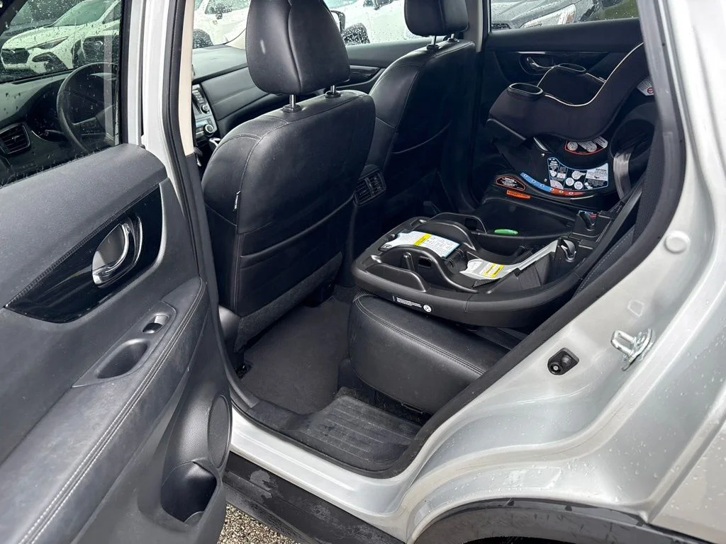 Used 2017 Silver Nissan SL image 26
