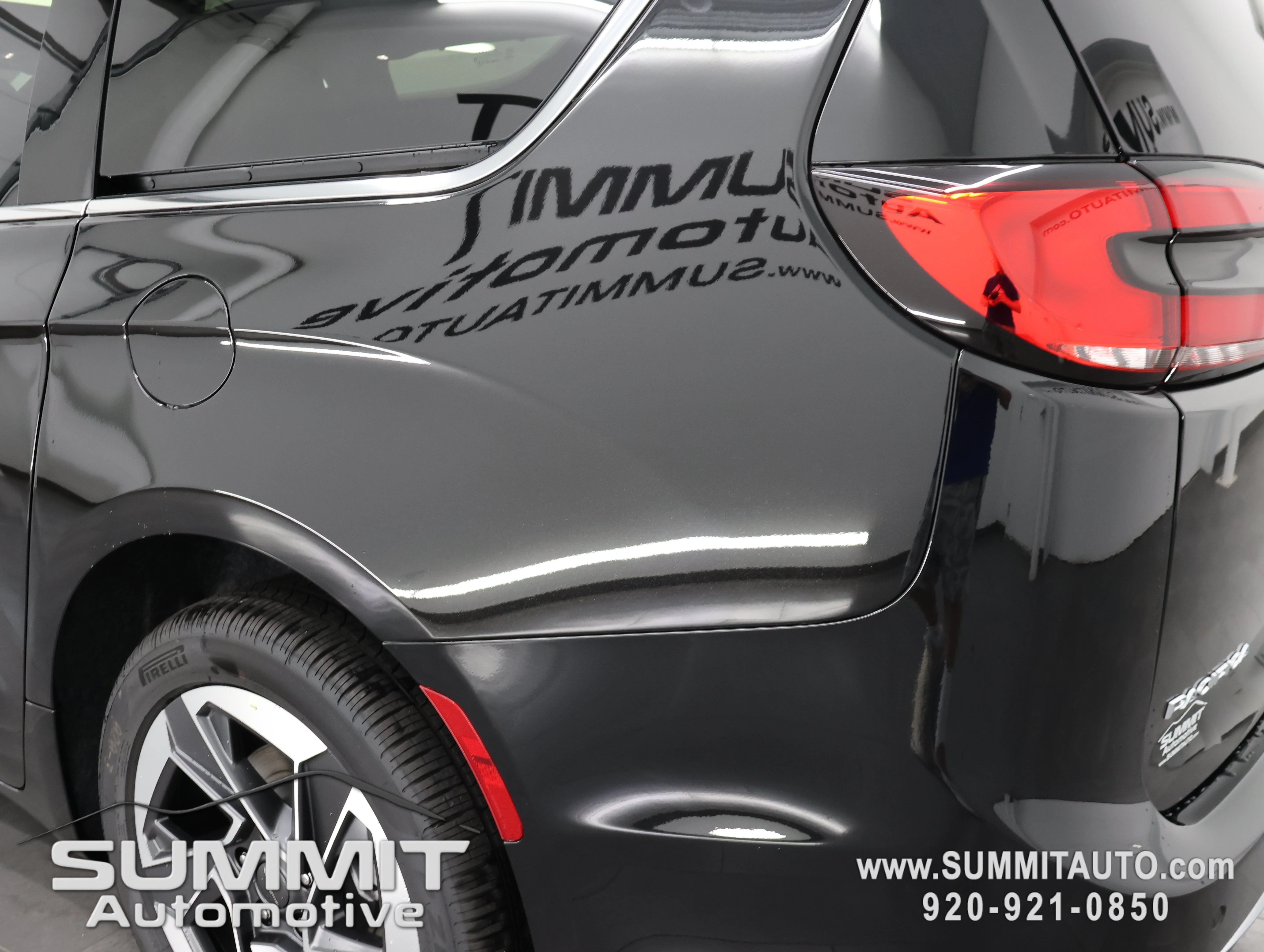 New 2027 Diamond Black Crystal Pearl-Coat Exterior Paint Chrysler Limited image 37