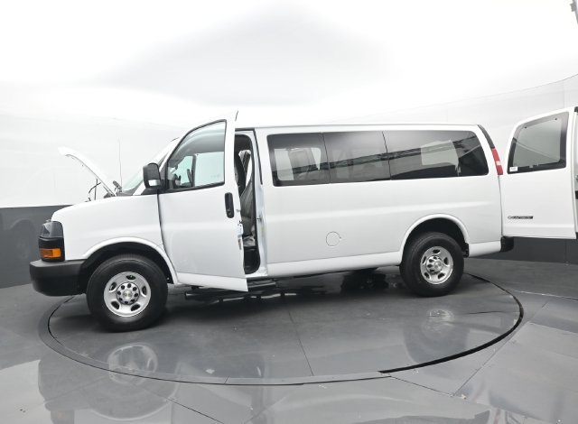 Used 2022 Summit White Chevrolet LS image 30