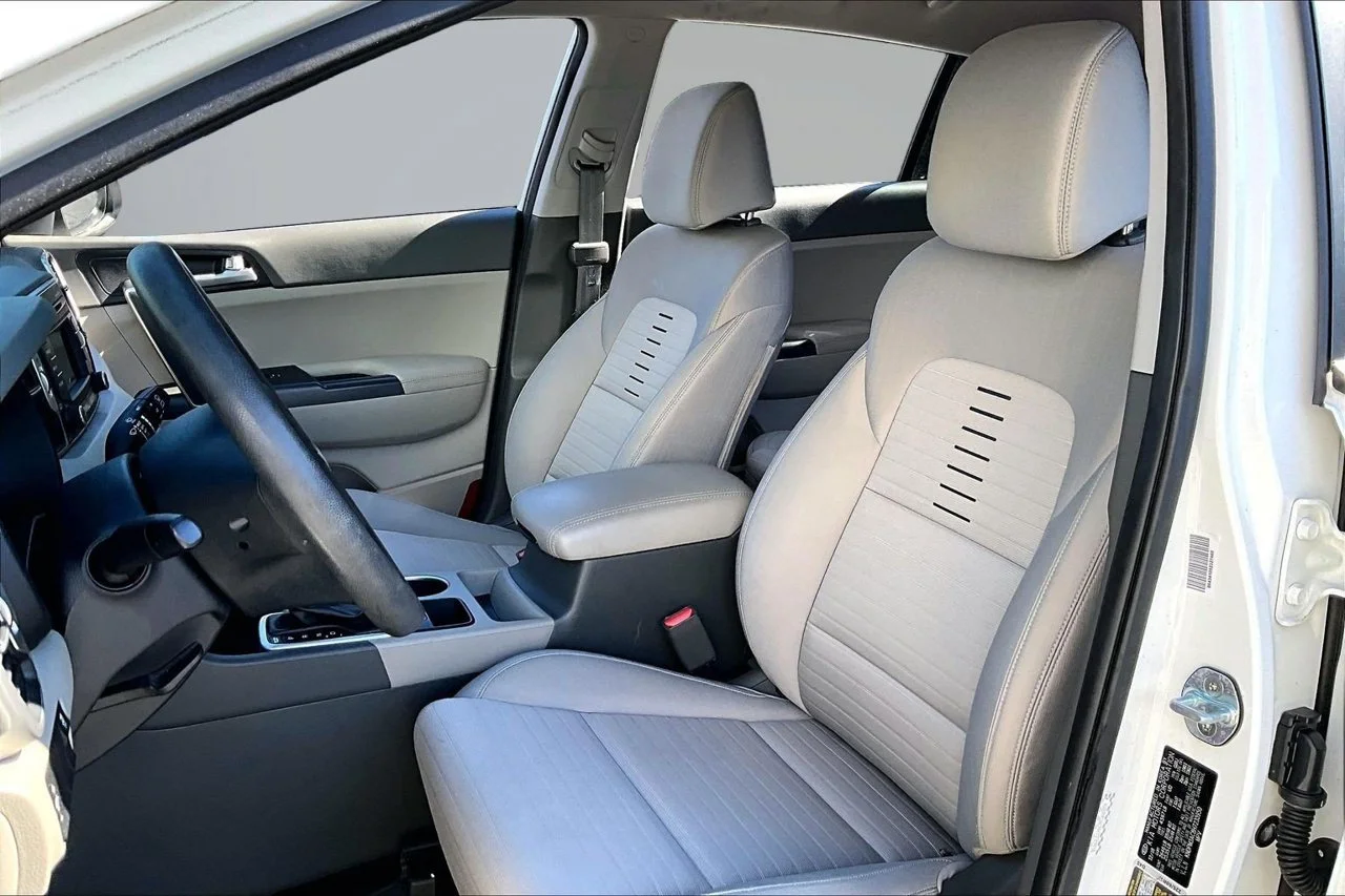 Used 2017 White Kia LX image 19
