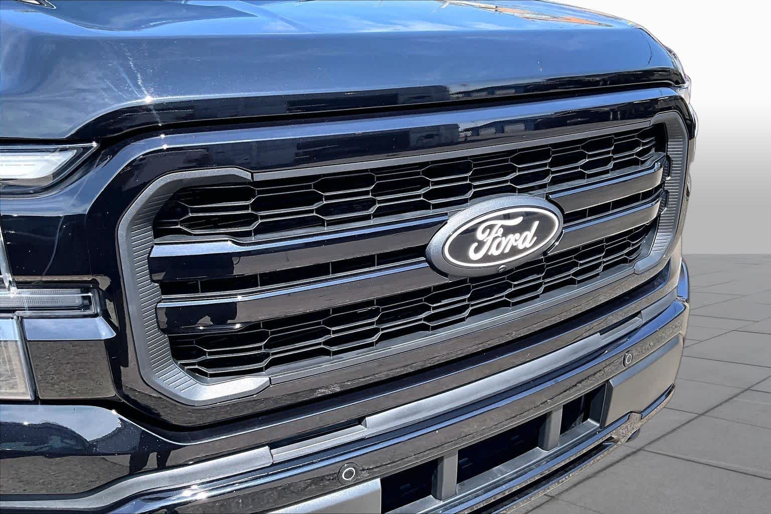 Used 2024 Agate Black Metallic Ford LARIAT image 32