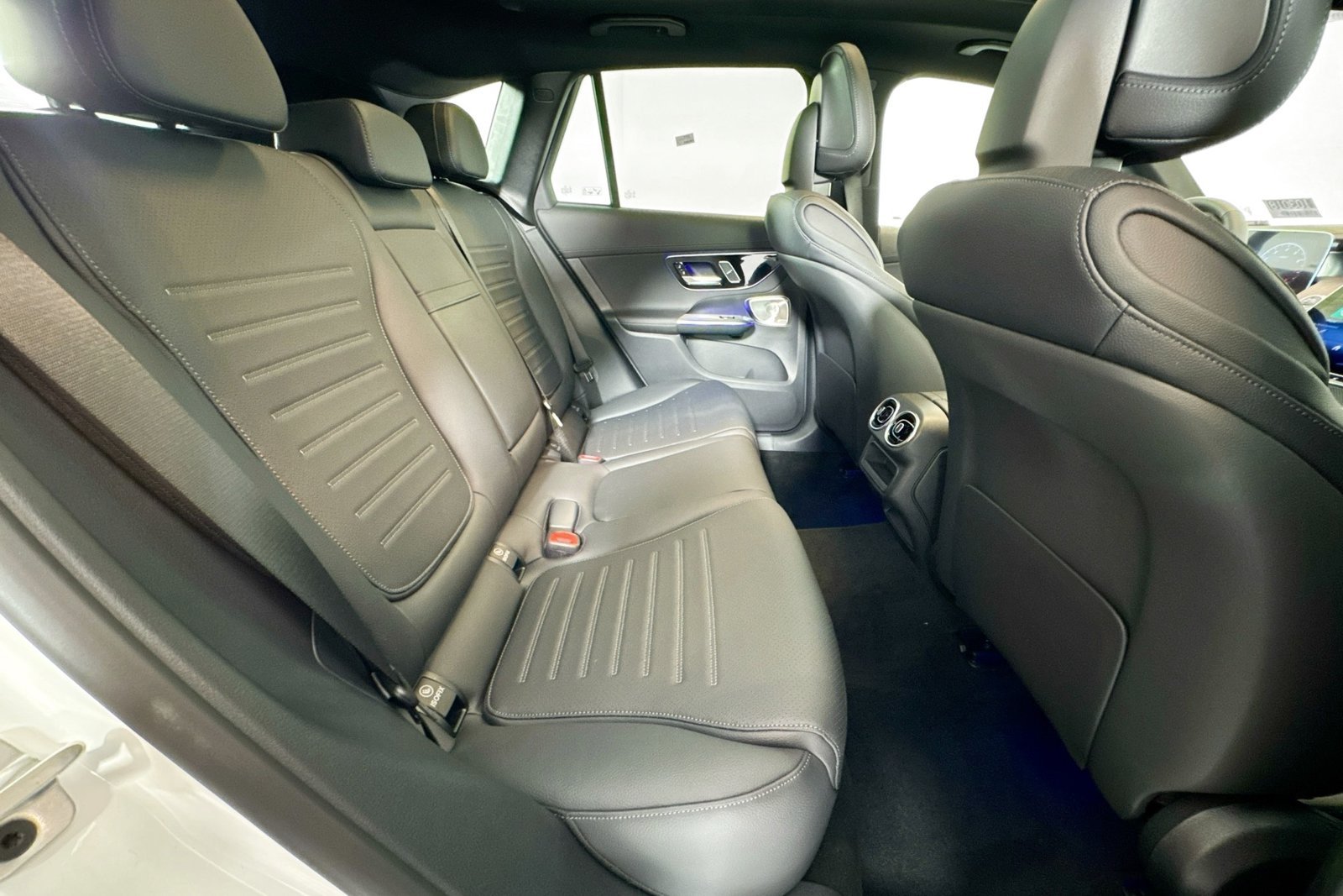 New 2026 Polar White Mercedes-Benz GLC 300 image 25