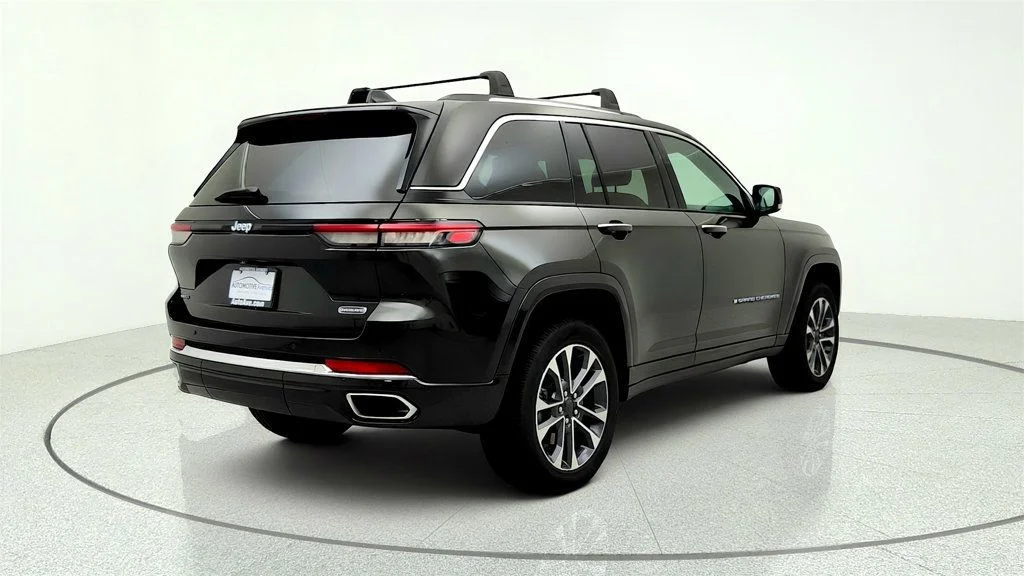 Used 2023 Rocky Mountain Pearlcoat Jeep Overland 4x4 w/ Adv ProTech III & Luxury Tech IV image 5