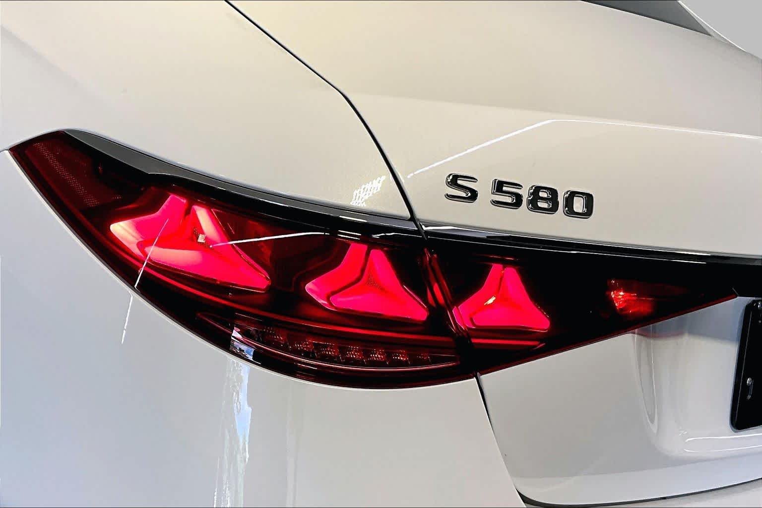 New 2027 MANUFAKTUR Moonlight White Metallic Mercedes-Benz S 580 image 5