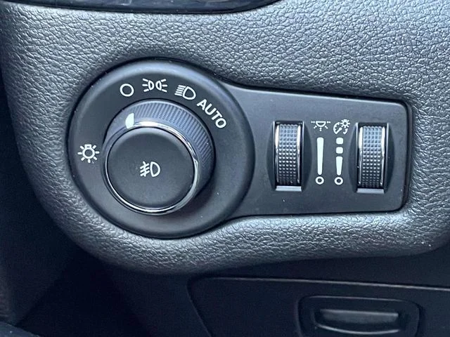 Certified Used 2019 Diamond Black Jeep Latitude Plus image 17