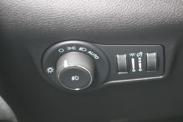 Used 2024 White Jeep Latitude image 16