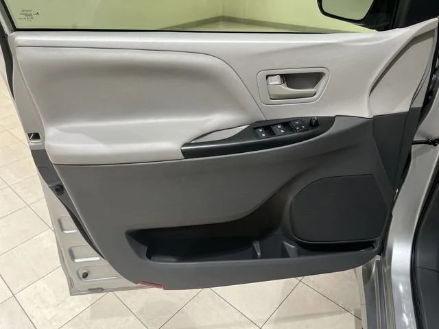 Used 2020  Toyota L image 18