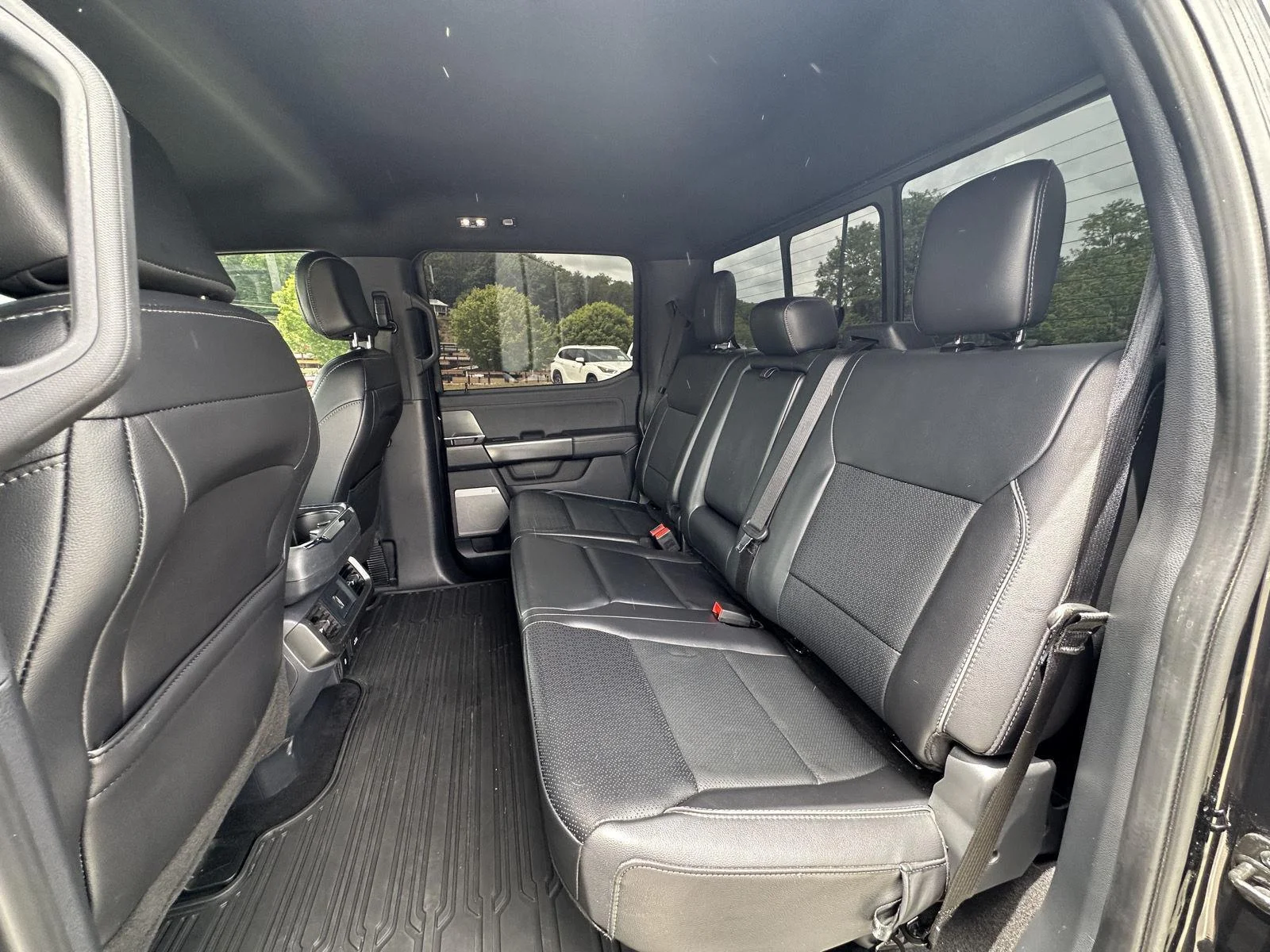 Used 2024 Agate Black Metallic Ford LARIAT image 10