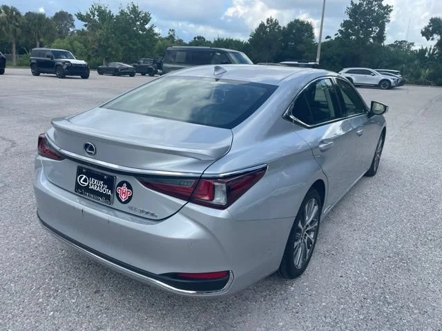 Used 2019 Silver Lexus ES 300h image 2