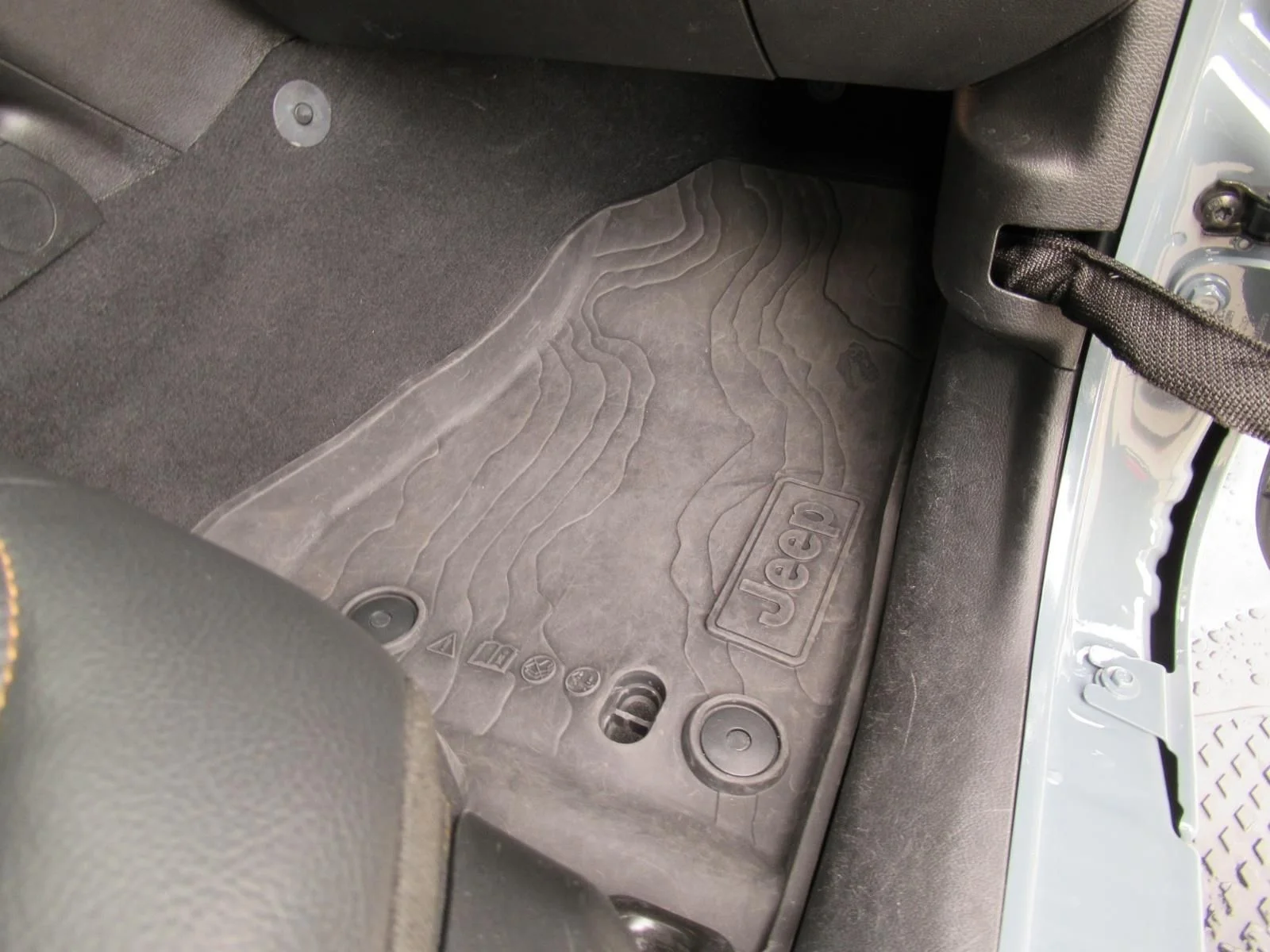 Used 2025 Gray Jeep High Tide image 34