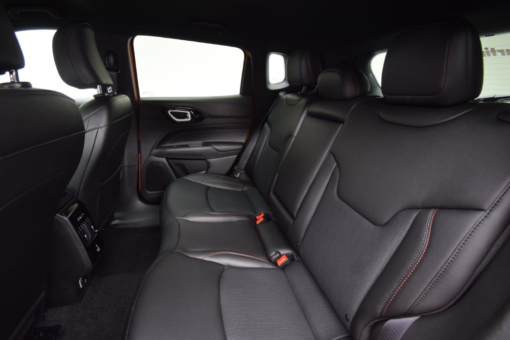 New 2026 Bright White Clear-Coat Exterior Paint Jeep Trailhawk image 32
