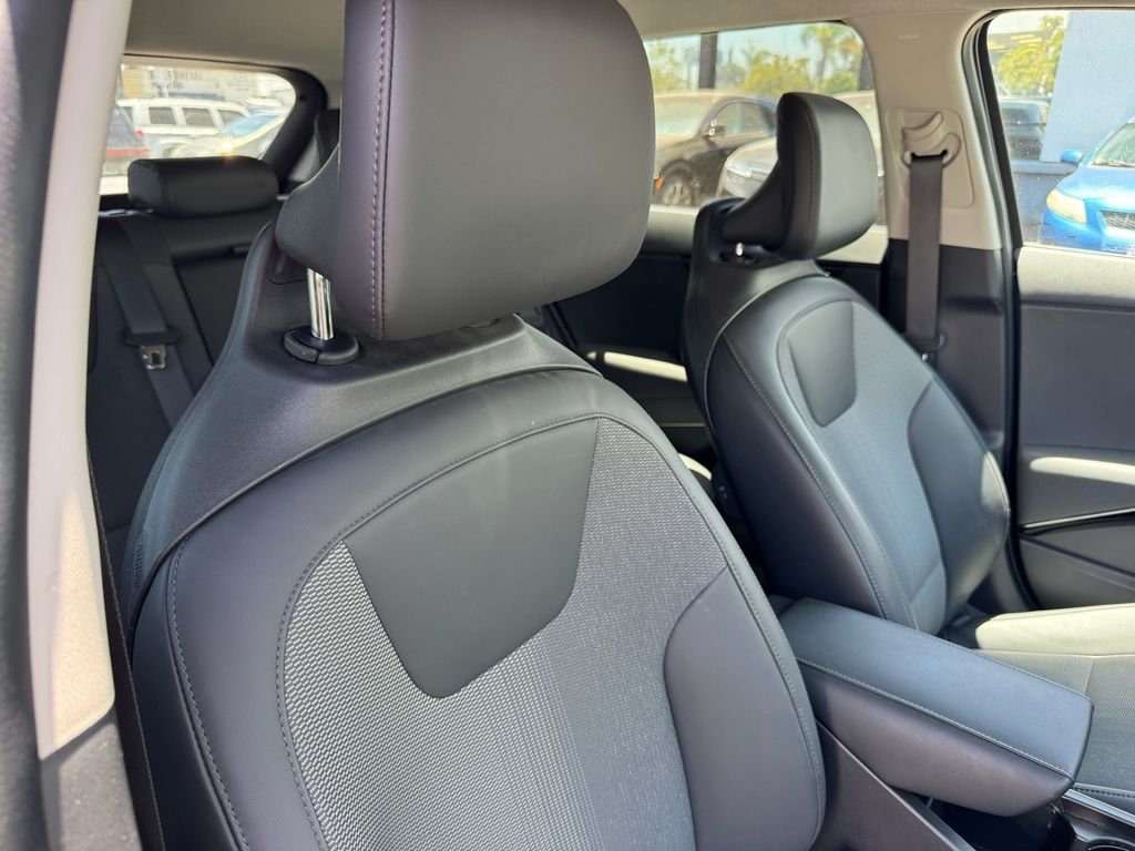 Used 2024 Blue Kia Wind image 16