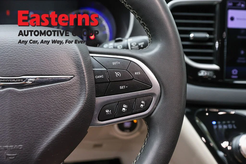 Used 2023 Black Chrysler Touring L image 16