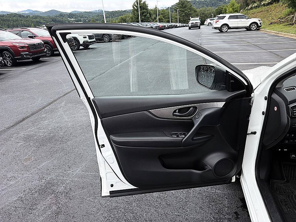 Used 2021 Glacier White Nissan S image 9