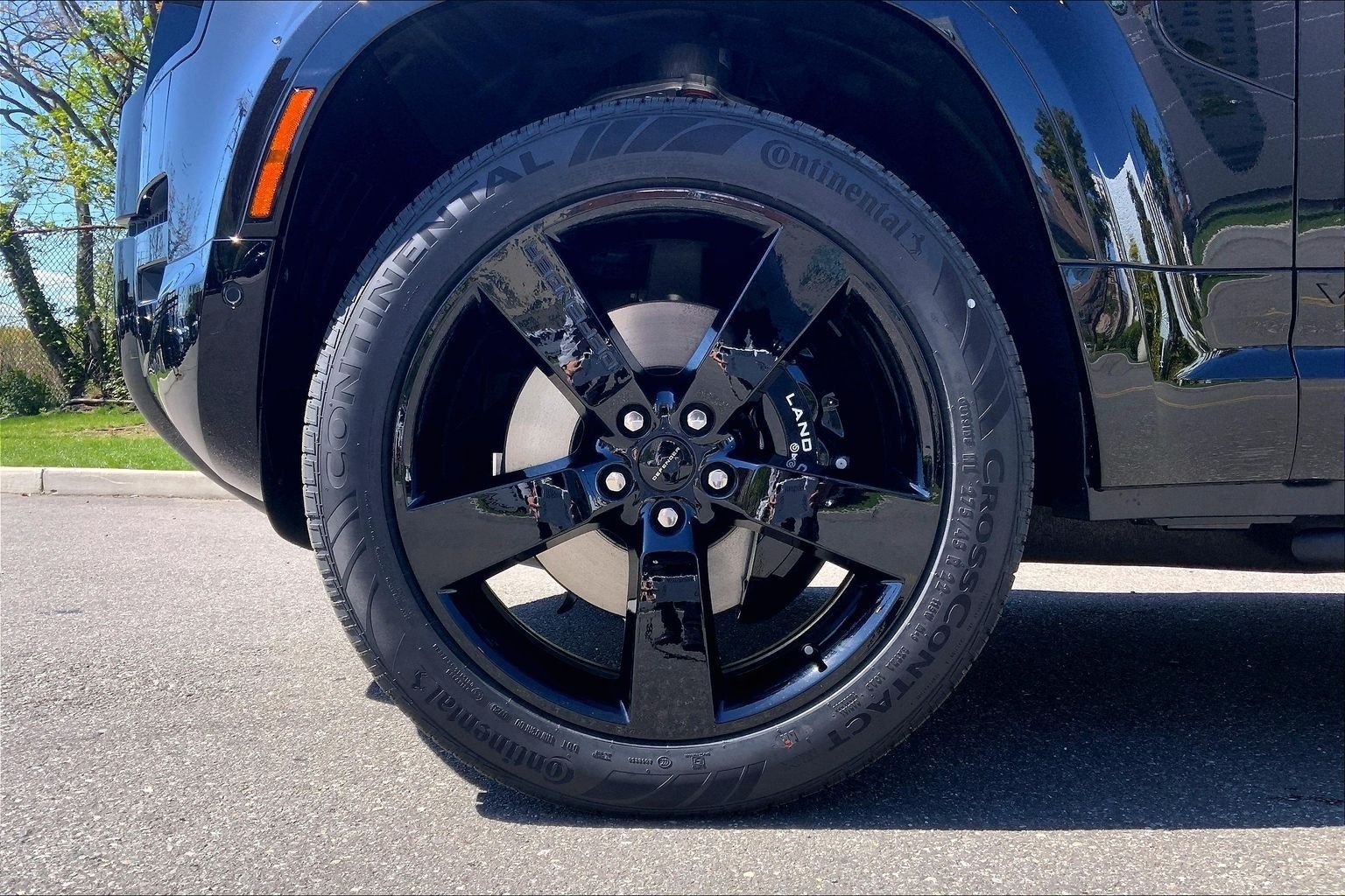 New 2026 Santorini Black Land Rover V8 image 11
