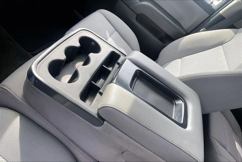 Used 2018 Silver Ice Metallic Chevrolet Custom image 15