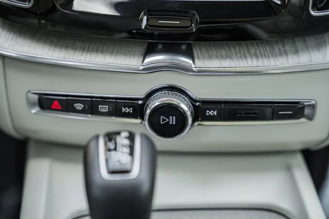 Used 2019 Denim Blue Volvo T5 Inscription image 24