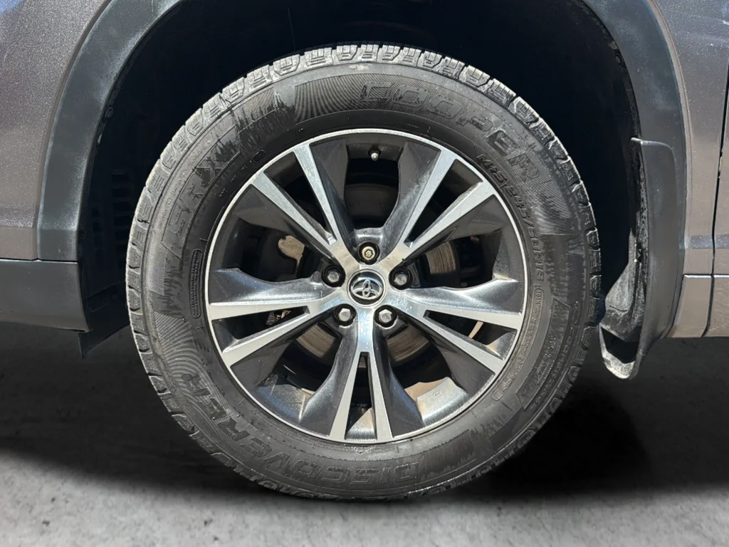 Used 2016 Gray Toyota XLE V6 image 24