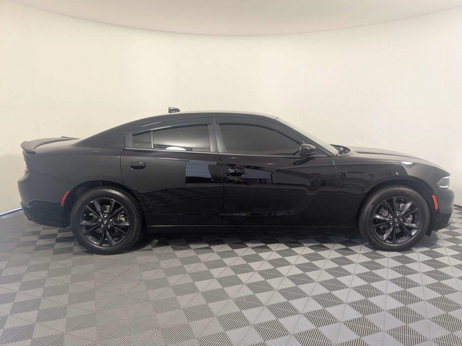 Used 2023 Pitch Black Clearcoat Dodge SXT image 4