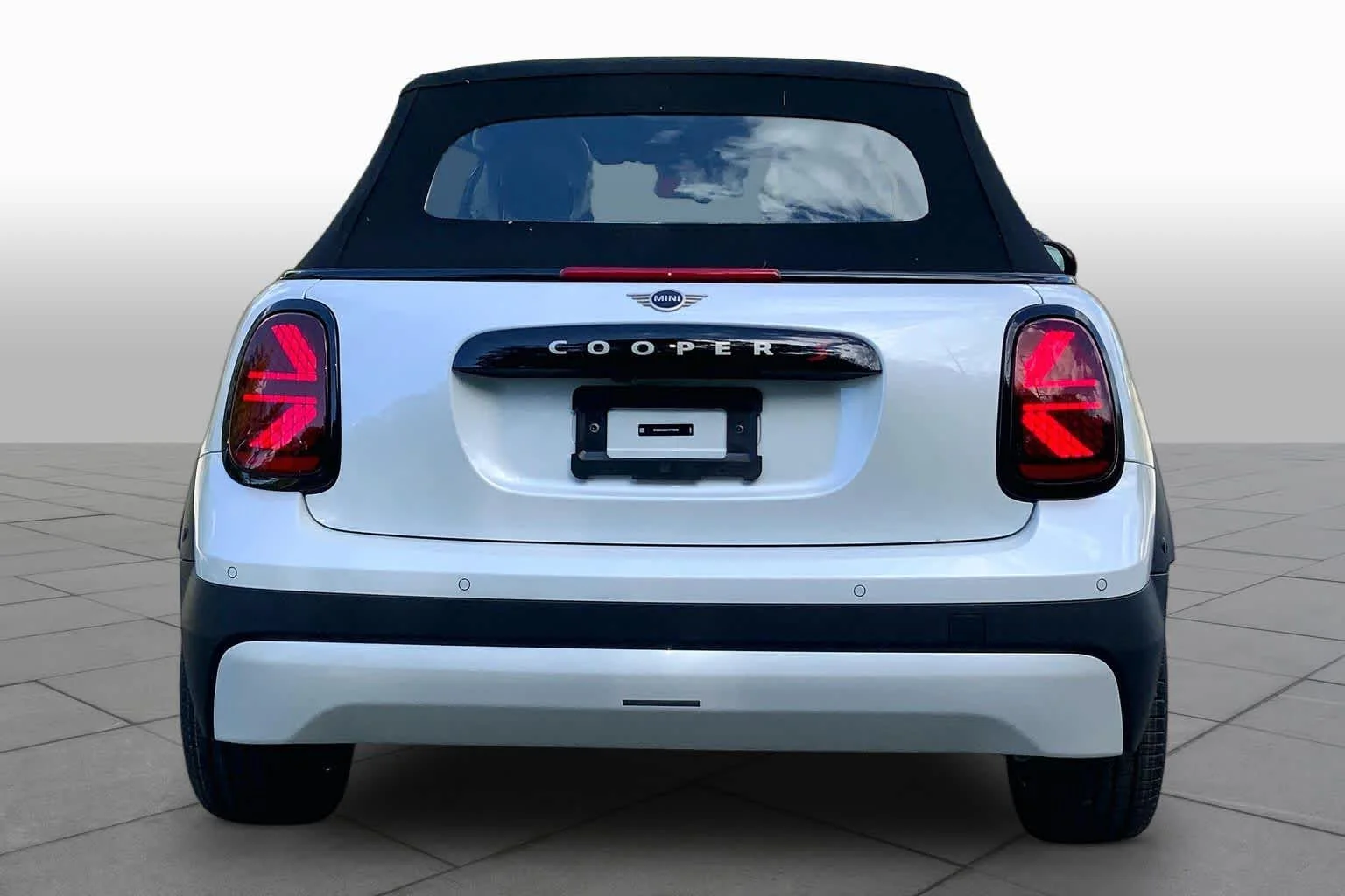 New 2026 Nanuq White Metallic MINI Iconic image 4