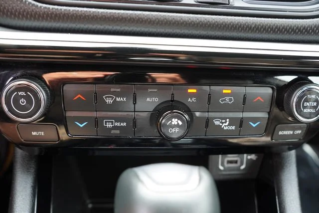 Used 2023 Silver Jeep Trailhawk image 27