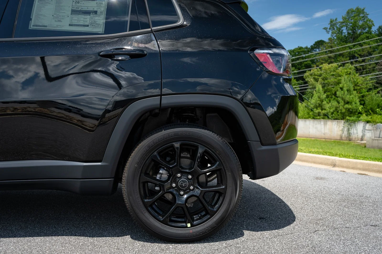 New 2026 Diamond Black Crystal Pearl-Coat Exterior Paint Jeep Latitude image 6