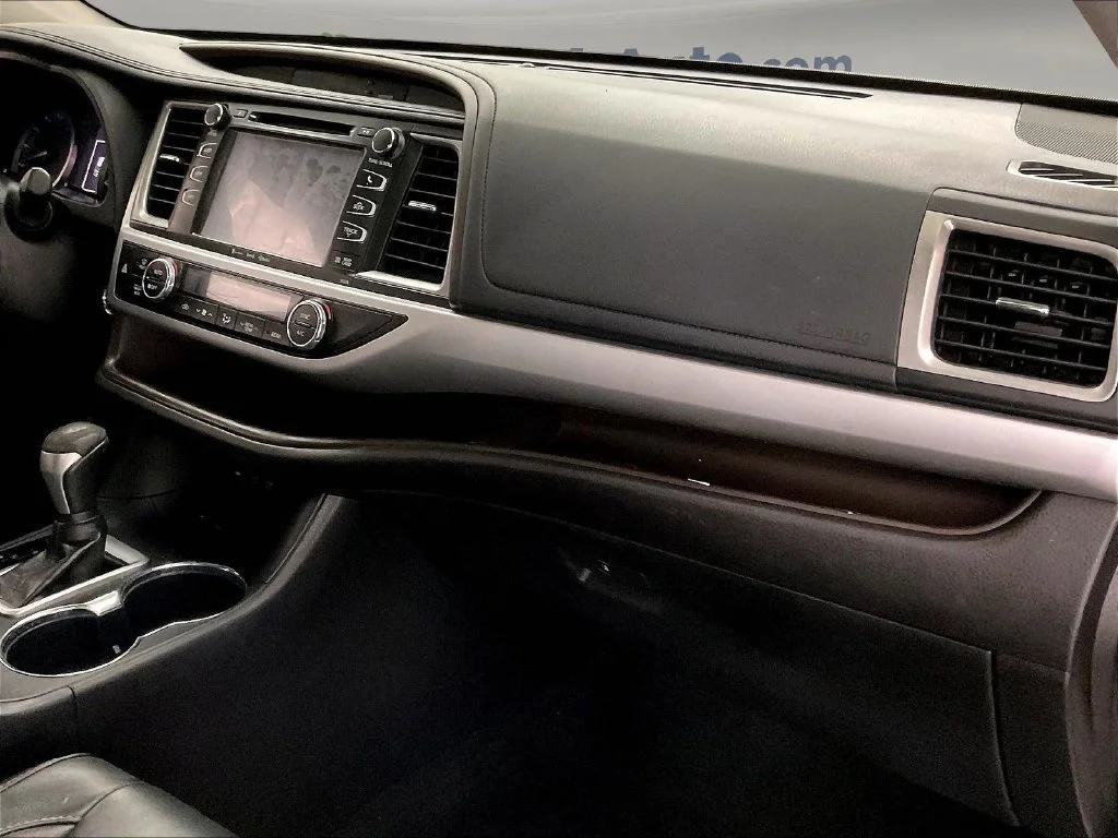 Certified Used 2018 White Toyota XLE image 21