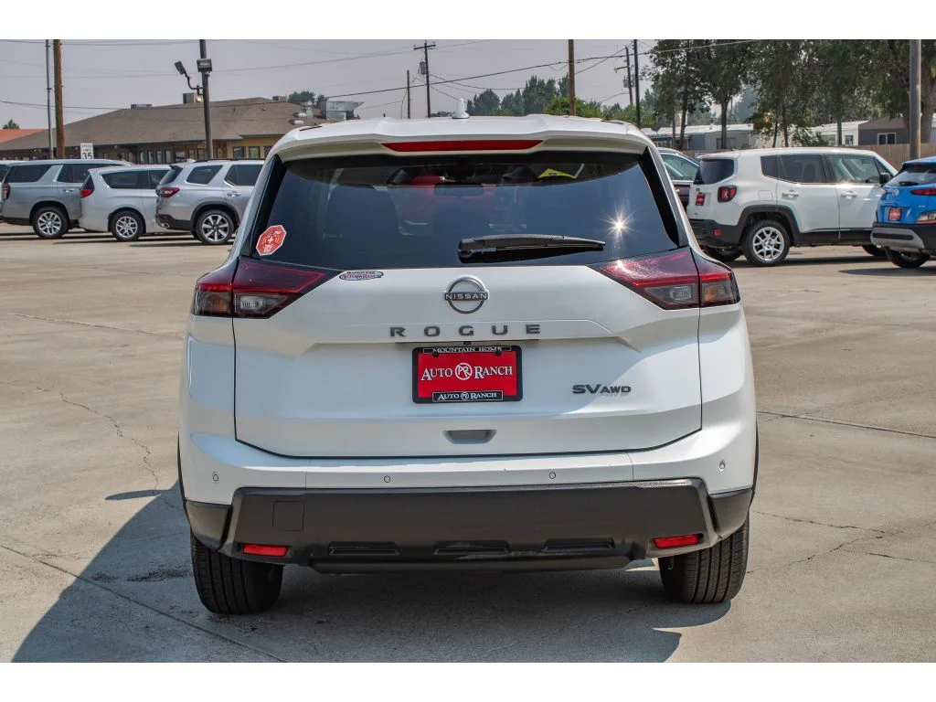 Used 2024 Everest White Pearl Nissan SV image 7