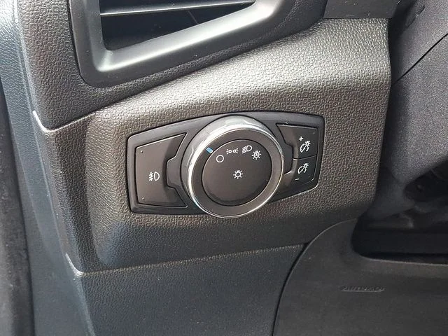 Used 2018 Blue Ford SE image 24