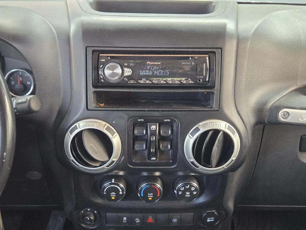 Used 2016 White Jeep Unlimited Rubicon image 23