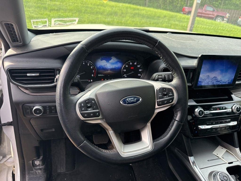 Used 2022 White Metallic Ford Limited image 7