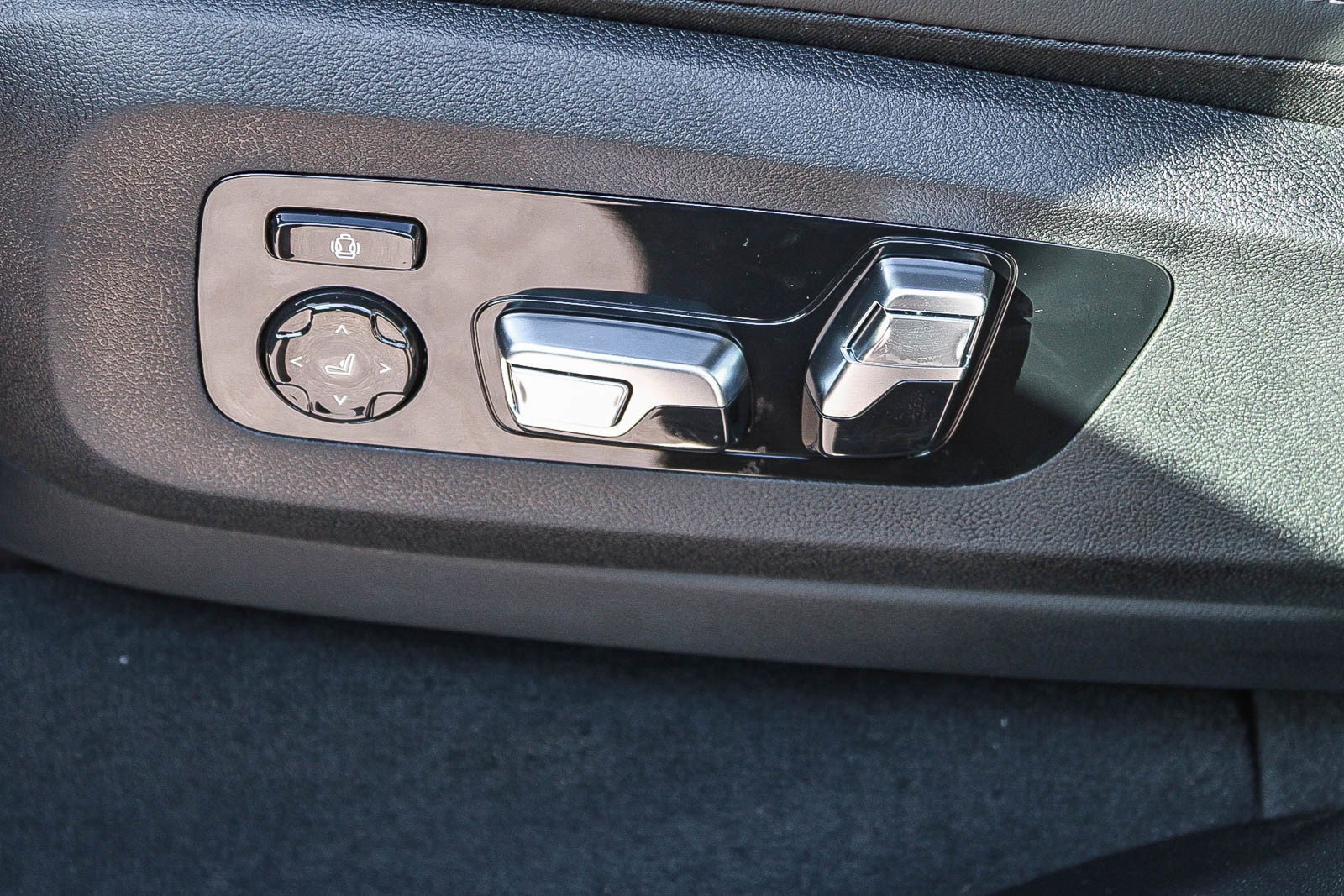 New 2026 Skyscraper Grey Metallic BMW xDrive50e image 21