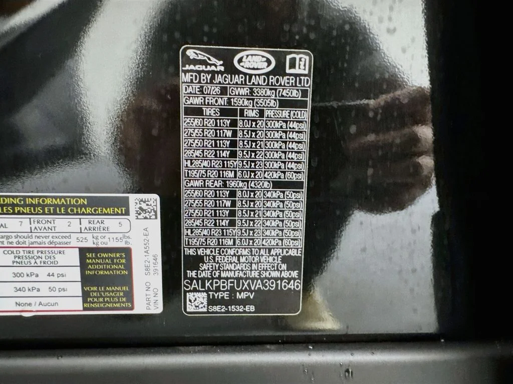 New 2027 Santorini Black Land Rover SE image 34