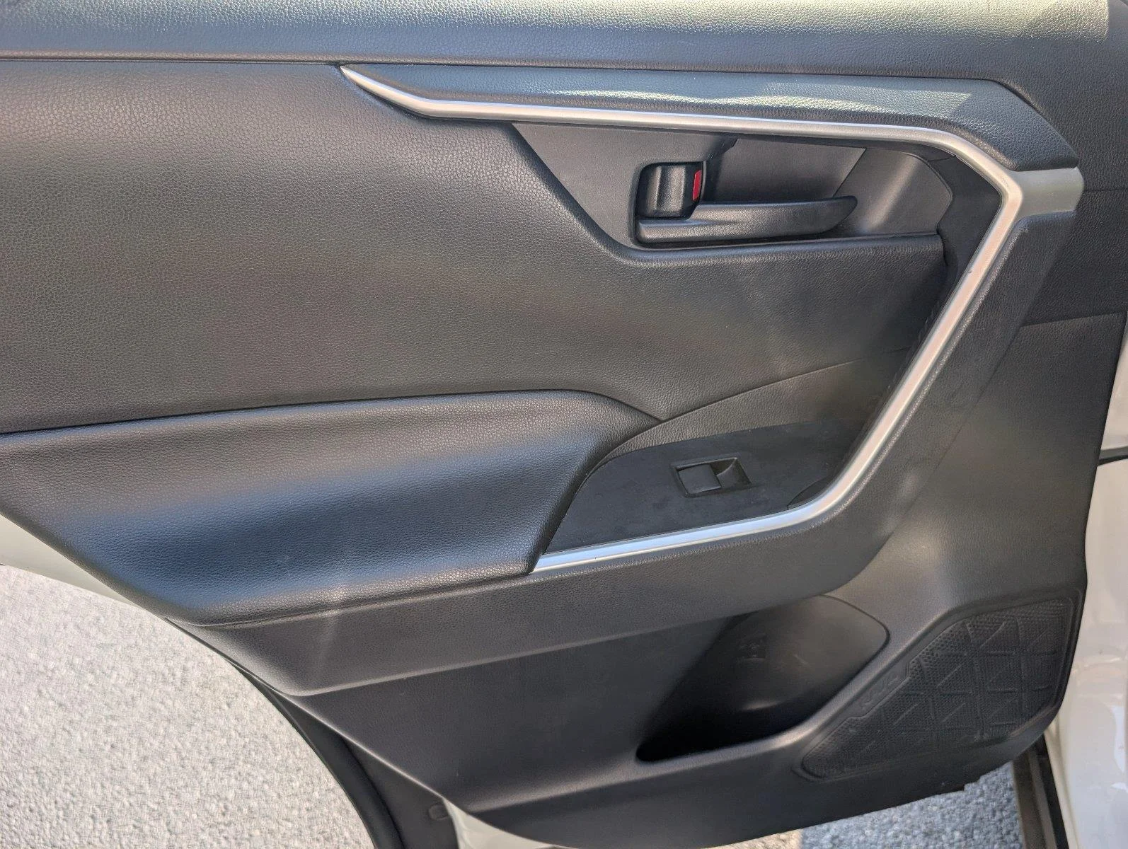 Used 2019 Super White Toyota LE image 34