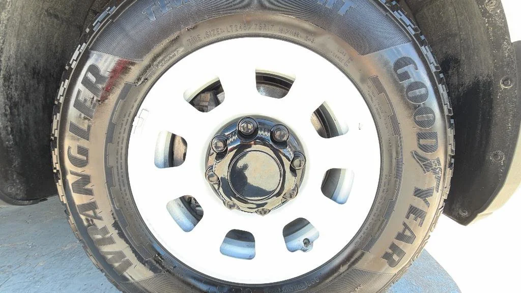 Used 2024 Oyster White BrightDrop EJY image 32