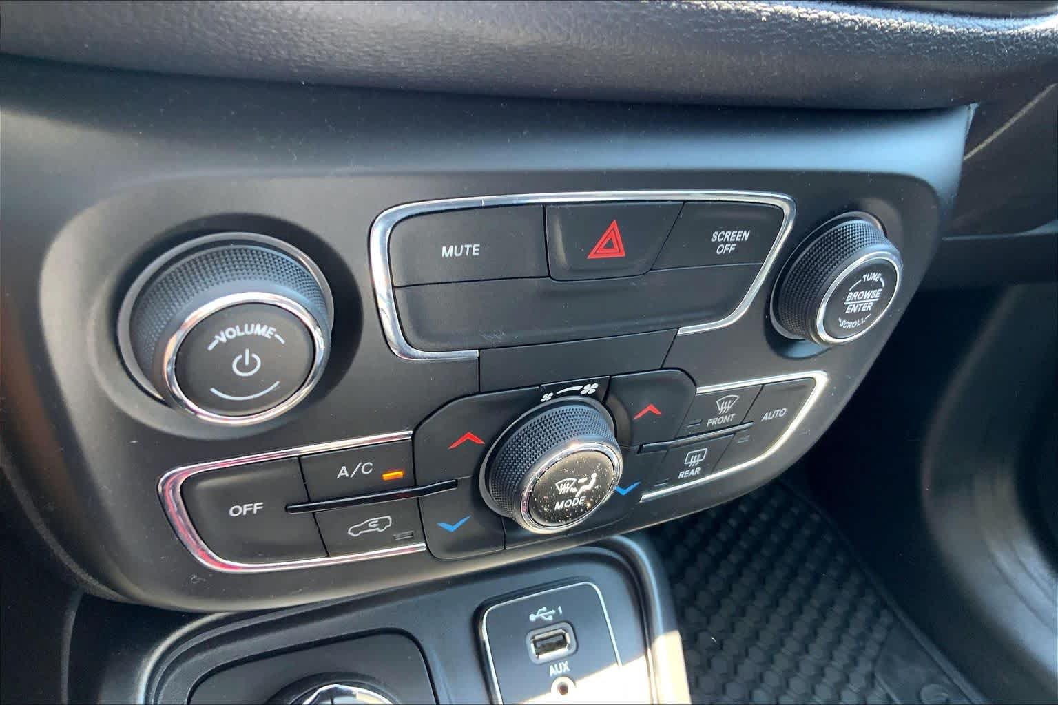 Used 2020 Sting-Gray Clearcoat Jeep Trailhawk image 32