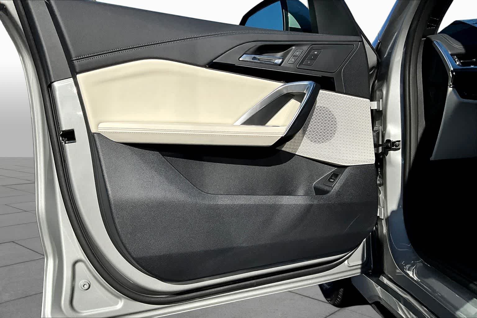 New 2026 Space Silver Metallic BMW xDrive28i image 10