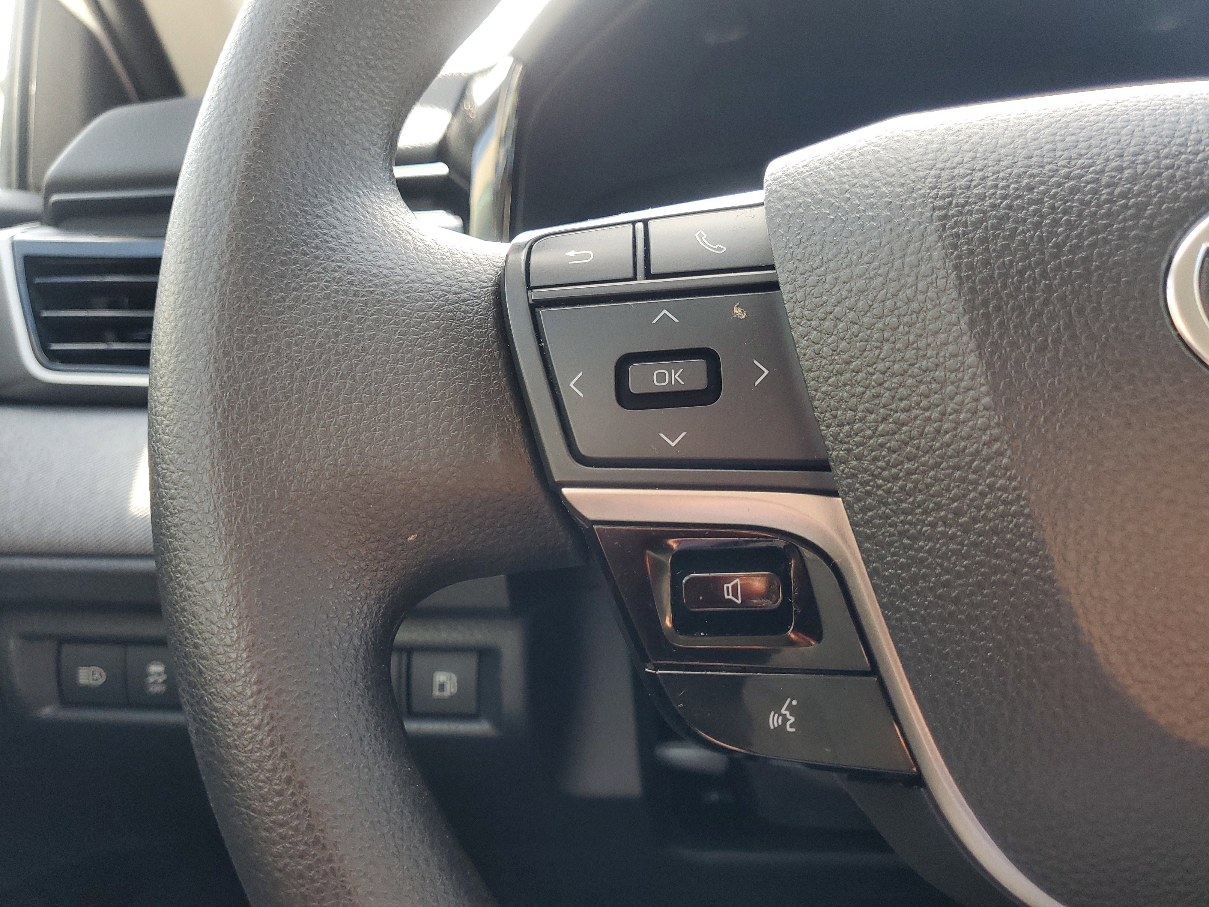 Used 2025 Ice Toyota LE image 21