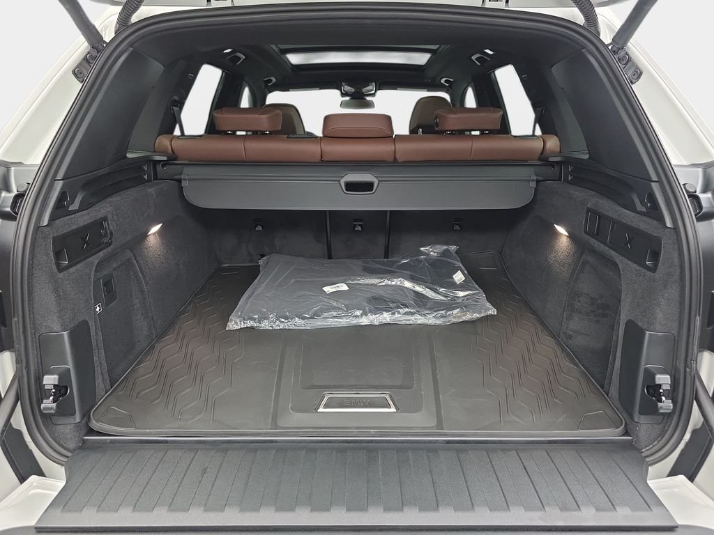 New 2026 Alpine White BMW xDrive40i image 12