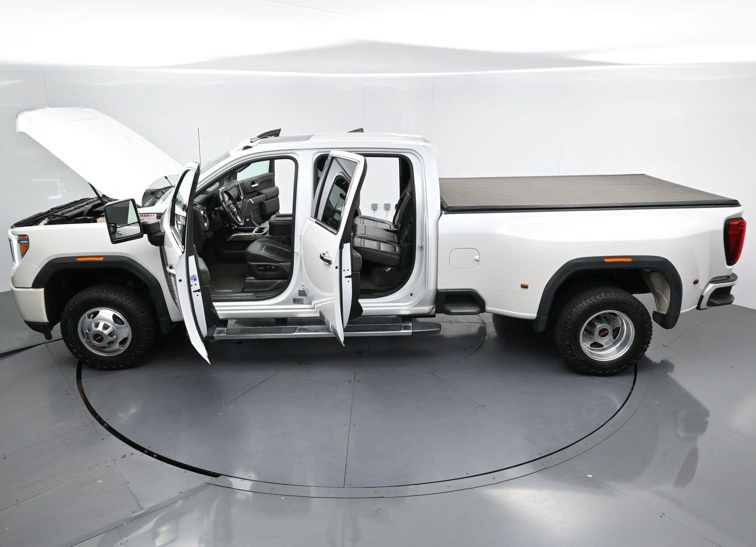 Used 2022 White Frost Tricoat GMC Denali image 43