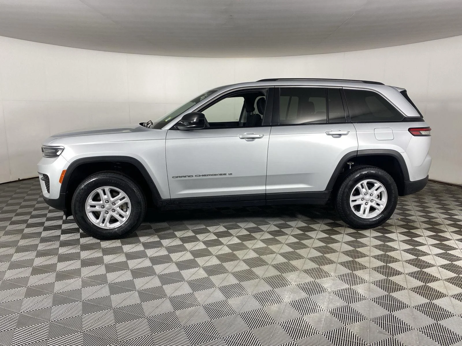 Used 2023 Silver Zynith Jeep Laredo image 14