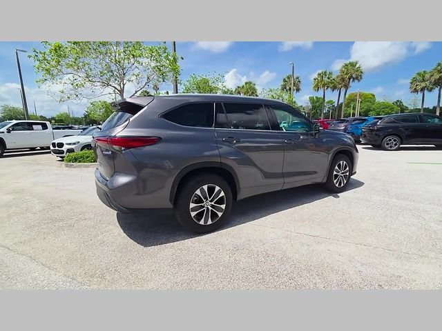 Used 2022 Magnetic Gray Metallic Toyota Hybrid XLE image 39
