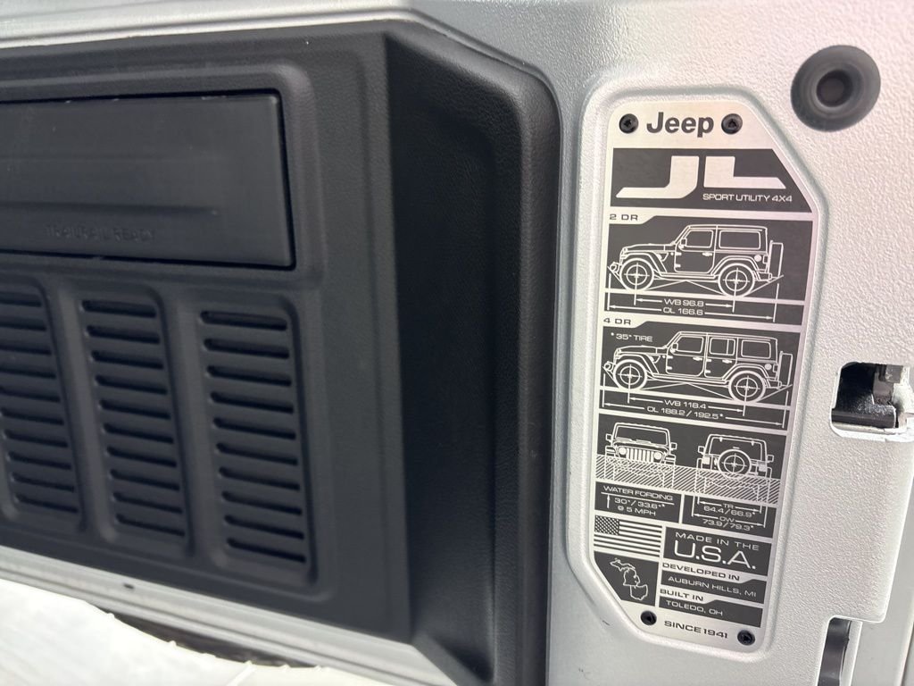 Used 2022 Silver Jeep Unlimited Sahara image 18