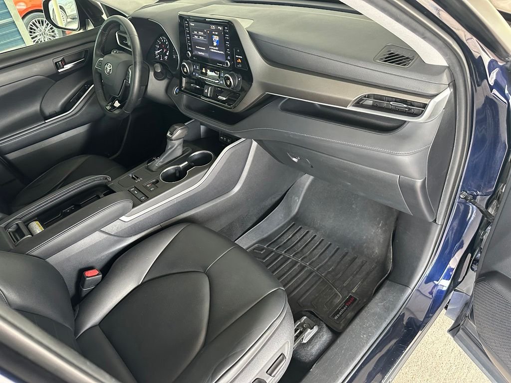 Used 2020  Toyota XLE image 37