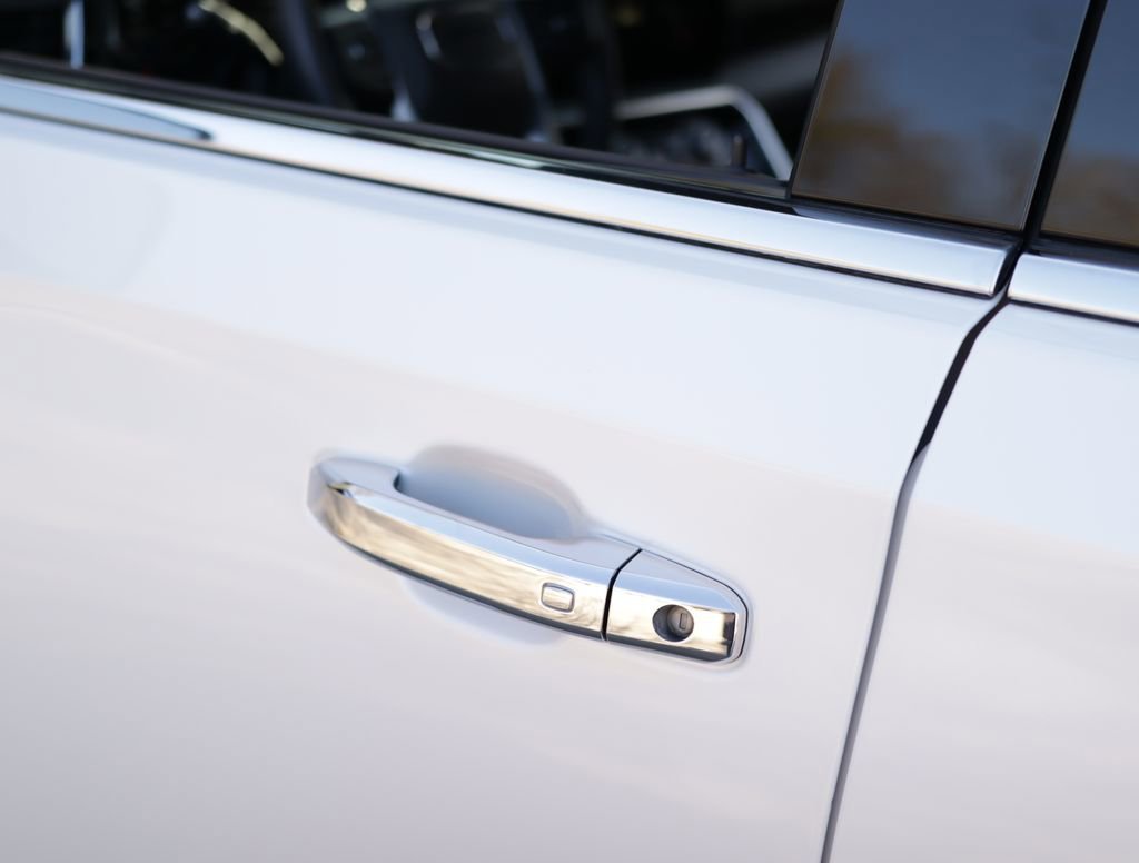 Used 2023 White Frost Tricoat GMC Denali image 39