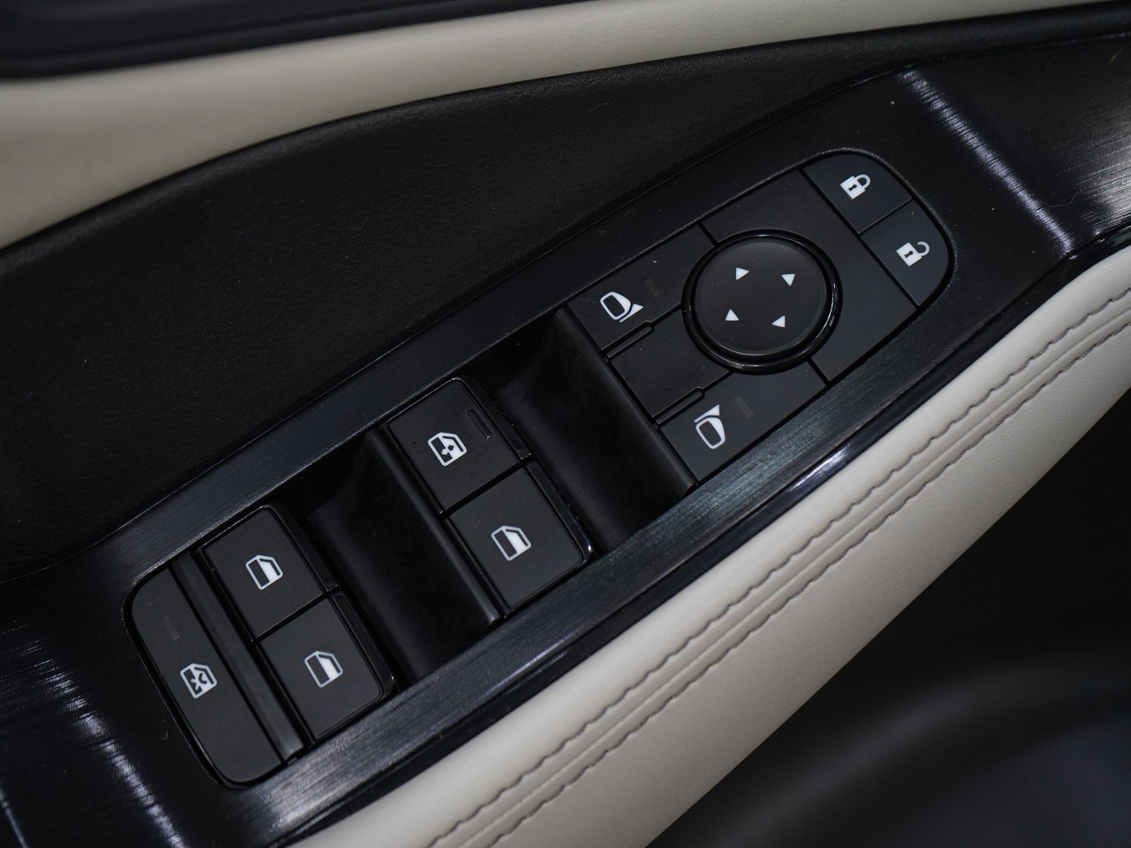 Used 2023  Nissan SV image 21