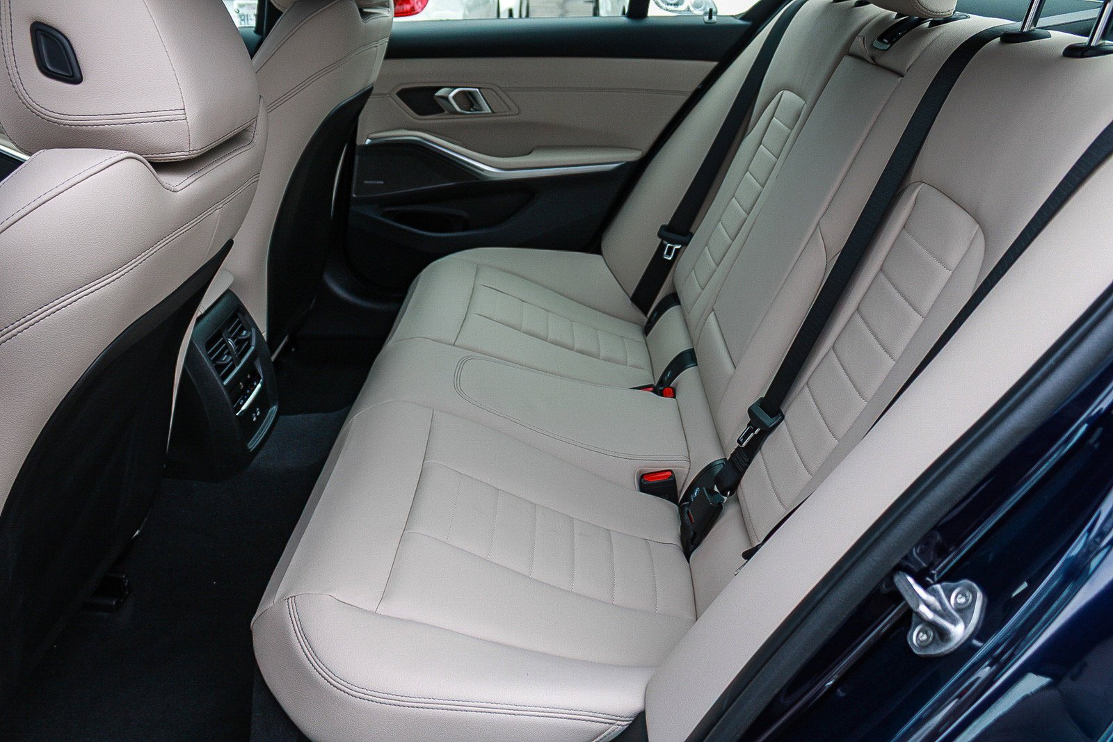 New 2026 Tanzanite Blue II Metallic BMW 330i NA image 18